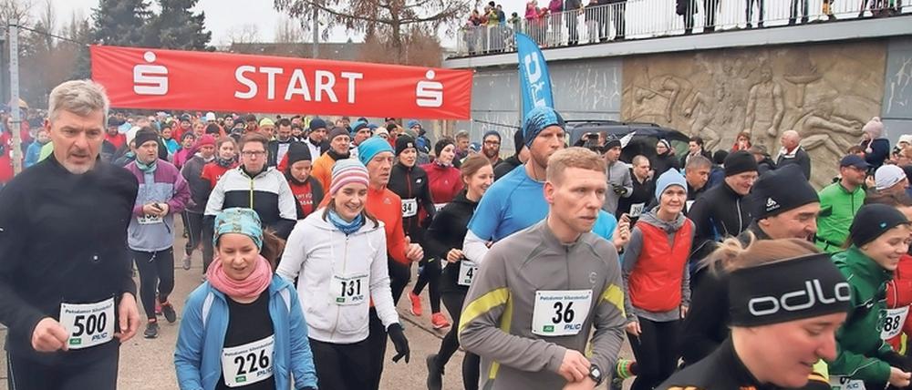 Zum Abschluss des Jahres versammelt sich Potsdams Laufgemeinschaft beim Silvesterlauf im Luftschiffhafen.