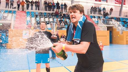 In Sektlaune waren die VfL-Veteranen um Göran Böhm vor zwei Jahren, als sie sensationell den Landespokal gewannen.