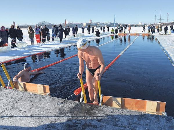Bei Wettkämpfen – wie hier im russischen St. Petersburg – wird zuweilen das Schwimmbecken im dicken Eis freigeschnitten.