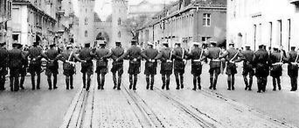 Niedergeknüppelt. Am 7. Oktober 1989 ging die Polizei hart gegen Demonstranten in Potsdam vor.