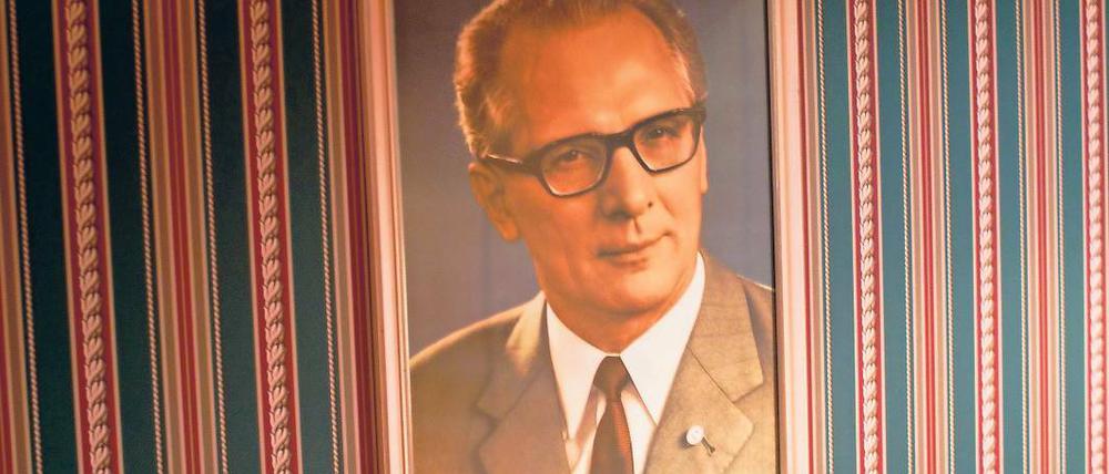 Nicht ausgetauscht. Das Portrait Honeckers war Jahrzehnte lang das selbe.