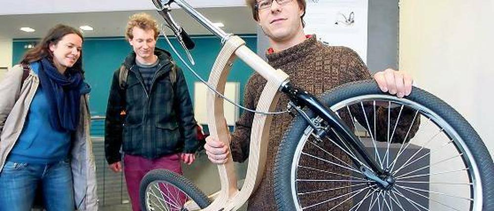 Handgemacht. Das „Ride Bike“ hat einen Rahmen aus Holz.