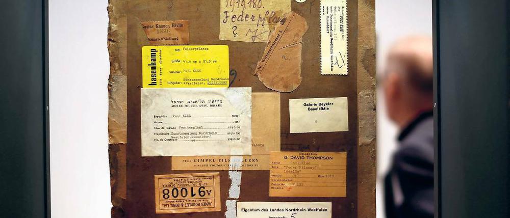Akribische Recherche. Auf der Rückseite des Bildes „Federpflanze“ von Paul Klee finden sich diverse Aufkleber von Galerien und Transportunternehmen. Solche Hinweise helfen, Schritt für Schritt den Weg möglicher NS-Raubkunst zu rekonstruieren.