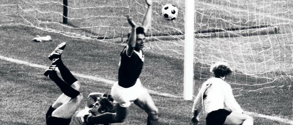 Entscheidend. DDR-Stürmer Jürgen Sparwasser jubelt am 22. Juni 1974 nach seinem Treffer zum 1:0 gegen die BRD.