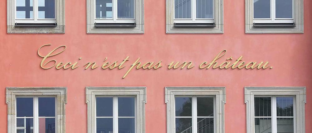 Das Schloss, das keines ist. Die Potsdamer Künstlerin Annette Paul versah den Potsdamer Landtag mit dem Ausspruch „Ceci n’est pas un château“. Er ist angelehnt an das Bild „Ceci n’est pas une pipe“ (Dies ist keine Pfeife) des Surrealisten René Magritte, das besagt, dass das Abbild einer Pfeife keine wirkliche Pfeife ist.