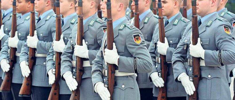 Traditionslinien. Parade der Bundeswehr mit dem Karabiner 98k.