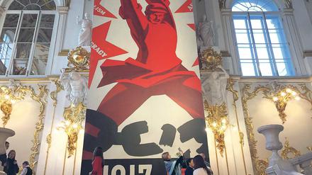 Ambivalent. 100 Jahre nach der Oktoberrevolution weiß in Russland heute kaum jemand, wie mit dem geschichtlichen Ereignis umgegangen werden soll. Ob Lenin und Stalin Helden oder Schurken waren, sei für Russen heute nicht eindeutig. Hier ein Bild aus der Ausstellung zum Jubiläum am historischen Ort des Winterpalasts in St. Petersburg.