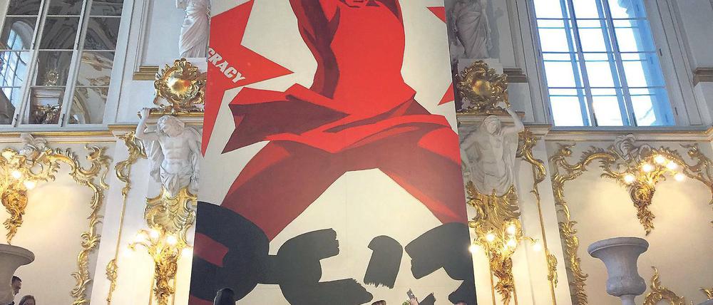 Ambivalent. 100 Jahre nach der Oktoberrevolution weiß in Russland heute kaum jemand, wie mit dem geschichtlichen Ereignis umgegangen werden soll. Ob Lenin und Stalin Helden oder Schurken waren, sei für Russen heute nicht eindeutig. Hier ein Bild aus der Ausstellung zum Jubiläum am historischen Ort des Winterpalasts in St. Petersburg.