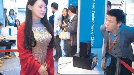 Täuschend echt. Der humanoide Roboter Jiajia wurde von der University of Science and Technology of China entwickelt (hier auf der „International Technologie“-Messe in Shanghai). Immer menschlicher werdende Roboter lassen bei manchem Menschen Gefühle aufkommen.