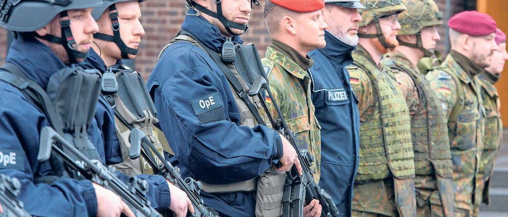 Abwehrhaltung. Unter Terroristen kursieren aktuell auch Hinweise, wie man Polizisten angreifen kann. Deutsche Polizisten der operativen Einheit OpE trainieren zusammen mit Bundeswehr-Soldaten gemeinsam den Terror-Ernstfall.