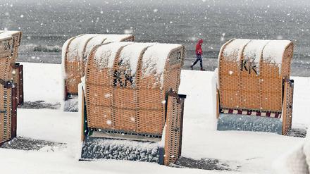 Märzwinter. Österliches Schneetreiben am Ostseestrand.