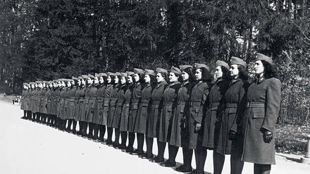 In Reih und Glied. Ihre Aufgabe in der Ustaa-Bewegung nahmen die Frauen wahr, um Respekt und Anerkennung zu erhalten – auch durch Gräueltaten im KZ.