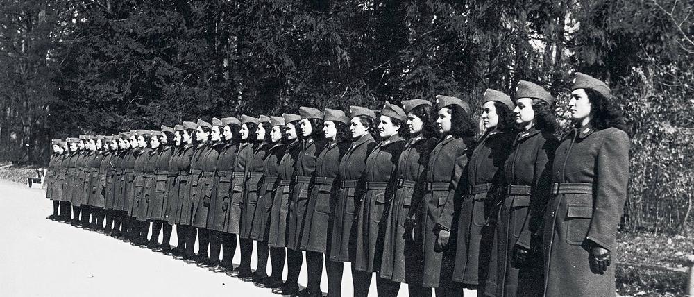In Reih und Glied. Ihre Aufgabe in der Ustaa-Bewegung nahmen die Frauen wahr, um Respekt und Anerkennung zu erhalten – auch durch Gräueltaten im KZ.