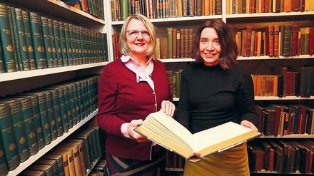 Die Bibliothekarinnen Karin Bürger (l.) und Ursula Wallmeier wachen über die Büchersammlungen