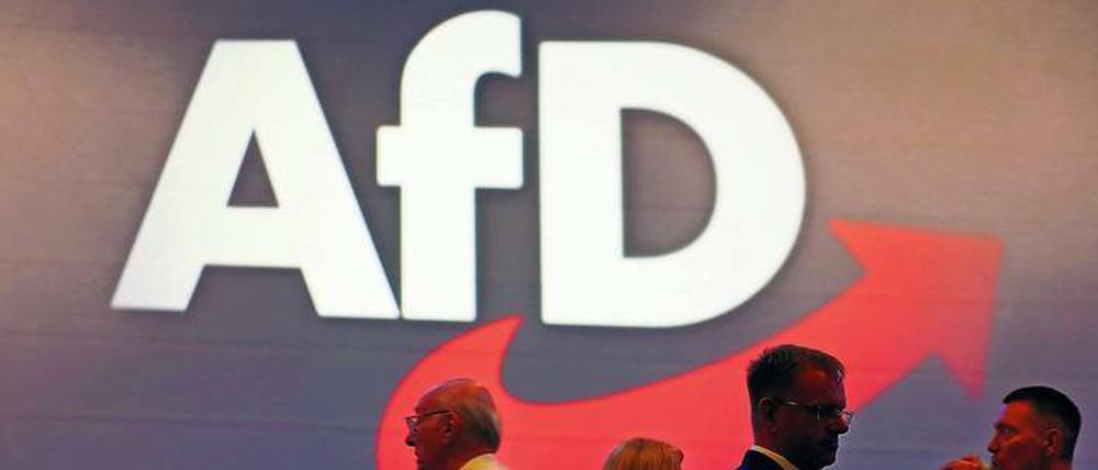 Taktisch. Die AfD steht für die vierte Welle äußerst rechter Parteien in Deutschland seit 1945. Von ihren Vorgängerinnen habe sie etwa im taktischen Umgang mit extremen Positionen gelernt, sagt Zeithistoriker Frank Bösch.