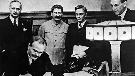 Schwierige Beziehungen. Am 24. August 1939 unterzeichneten der Außenminister des Deutschen Reiches Joachim von Ribbentrop (l.) und der sowjetische Außenminister Wjatscheslaw Molotow (vorn) in Moskau den deutsch-russischen Nichtangriffspakt (r. hinten neben Ribbentrop steht Josef Stalin). Foto: dpa