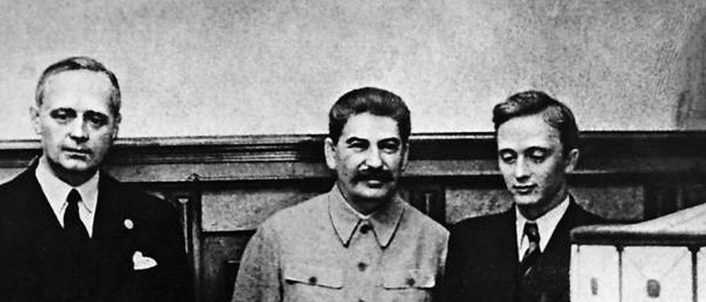 Schwierige Beziehungen. Am 24. August 1939 unterzeichneten der Außenminister des Deutschen Reiches Joachim von Ribbentrop (l.) und der sowjetische Außenminister Wjatscheslaw Molotow (vorn) in Moskau den deutsch-russischen Nichtangriffspakt (r. hinten neben Ribbentrop steht Josef Stalin). Foto: dpa
