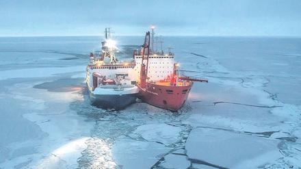 Auf den Weg gebracht. Ein russischer Eisbrecher (r.) brachte die „Polarstern“ im Oktober zu ihrer Scholle.