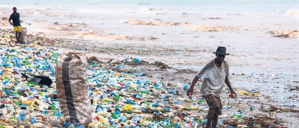 Wie man die Umweltkatastrophe durch die Plastikverschmutzung der Weltmeere in den Griff bekommen kann, überlegen mittlerweile auch künstlerische Forscher der Filmuniversität Babelsberg.