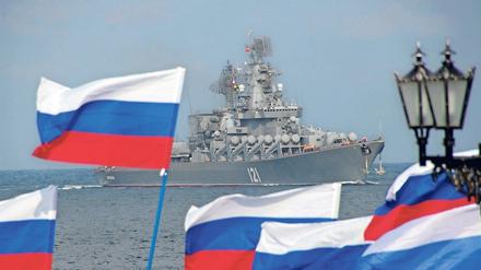 Russische Kriegsschiffe werden von Russland-freundlichen Kräften im Hafen von Sewastopol auf der Krim mit Flaggen empfangen.