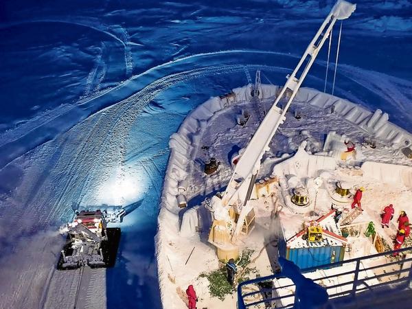 Um das eingefrorene Forschungsschiff „Polarstern“ ist ein ganzes Forschungsstädtchen entstanden.