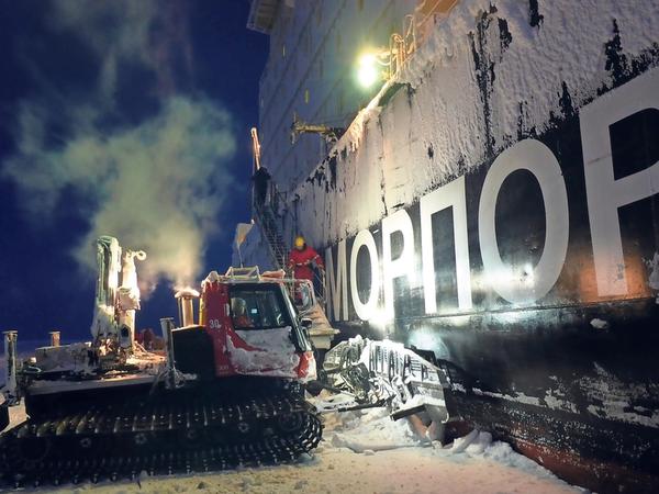 Weil das Eis mittlerweile sehr mächtig ist, kam der russische Versorgungseisbrecher „Kapitan Dranitsyn“ Anfang März erst mit zwei Wochen Verspätung zur „Mosaic-Expedition“. 
