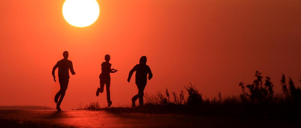 Wenn es über 30 Grad warm ist, sollten Jogger lieber abends oder morgens laufen.