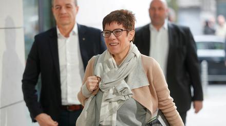 Annegret Kramp-Karrenbauer (CDU) kommt zu den Sondierungsgesprächen für eine Große Koalition in Berlin.