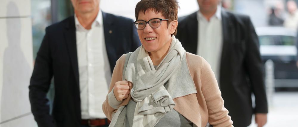 Annegret Kramp-Karrenbauer (CDU) kommt zu den Sondierungsgesprächen für eine Große Koalition in Berlin.