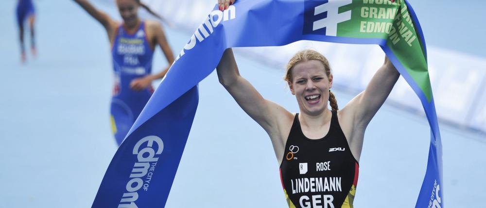 Die Potsdamer Triathletin Laura Lindemann gilt als Deutschlands große Triathlon-Hoffnung. Hier ist sie zu sehen, wie sie die Ziellinie bei der WM in Kanada 2014 überquert - und gewinnt.