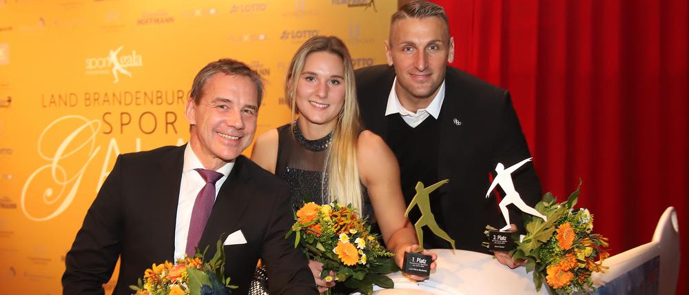 Erfolgreiche Eissportler. Bob-Olympiasiegerin Lisa-Marie Buckwitz sowie Kevin Kuske (r.) und ihr Trainer Jörg Weber wurden ausgezeichnet. 