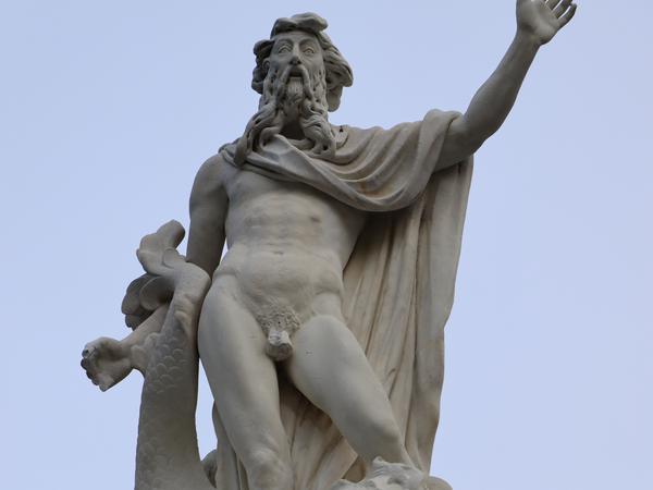 Die Skulptur des Meeresgottes Neptun im Park Sanssouci wurde im Winter schwer beschädigt.