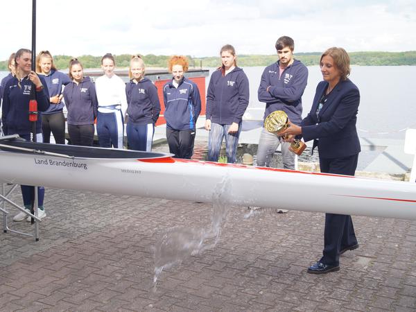Bereit für das Wasser. Brandenburgs Sportministerin Britta Ernst taufte das von ihrem Ministerium finanzierte Achter-Boot.