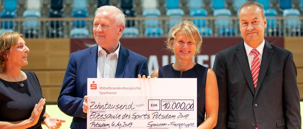 Einen Scheck über 10.000 Euro erhielt die Schulleiterin Iris Gerloff (2.v.r) zusammen mit Olympiastützpunkt-Leiter Wilfried Lausch (2.v.l.) von Brandenburgs Sportministerin Britta Ernst (l.) und dem Vorstandsvorsitzender der Mittelbrandenburgischen Sparkasse Andreas Schulz (r.).