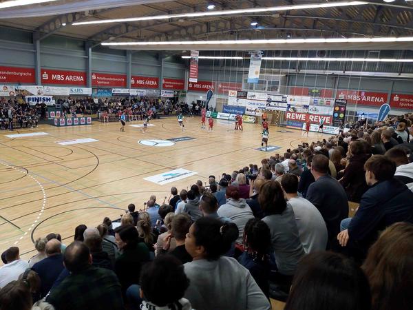 In einer mit mehr als 800 Zuschauern ausverkauften Oranienburger MBS-Arena gewann der VfL Potsdam das märkische Duell.