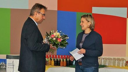 Übergabe des Staffelstabs. Dajana Pefestorff folgt im Brandenburger Kanuverband auf Michael Schröder.
