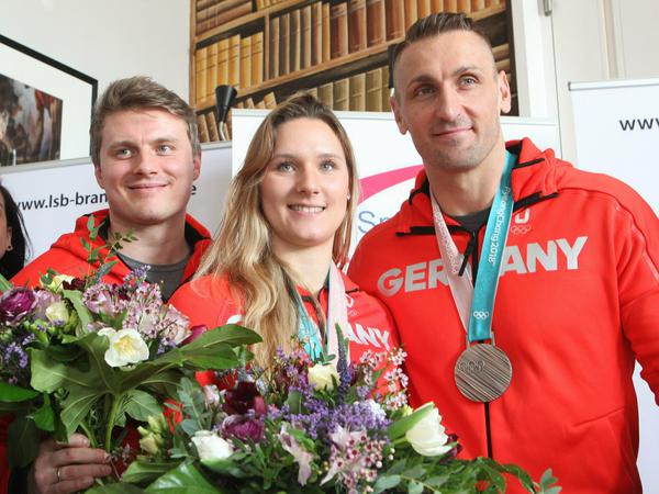 Lisa-Marie Buckwitz, Kevin Kuske (r.) und Christian Poser (l.) beim Empfang in Potsdam nach den Olympischen Spielen 2018. 