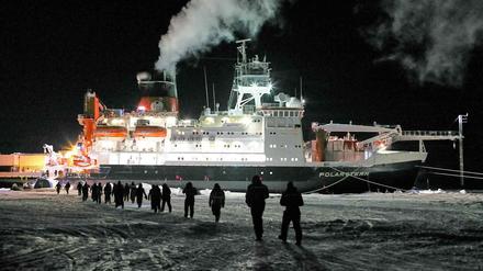 Das Forschungschiff "Polarstern" an der Eisscholle. 