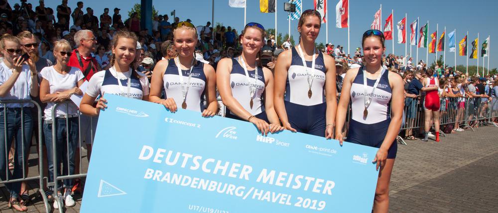 Als reines Vereinsteam gewannen die Potsdamer U17-Juniorinnen Gold im Vierer mit Steuerfrau: Fritzi Steinich, Emma Lina Kögler, Klara Kerstan, Kristin Wagner, Meike Meyer (v.l.).