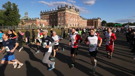 Der Potsdamer Firmenlauf startete am Neuen Palais und führte 5,2 Kilometer durch den Park Sanssouci.