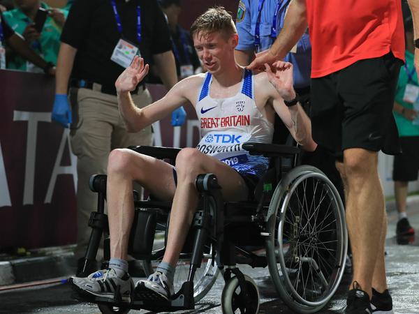 Abtransportiert. Wie der britische Geher Tom Bosworth fanden sich in Doha viele Leichtathleten völlig entkräftet in Rollstühlen wieder. 