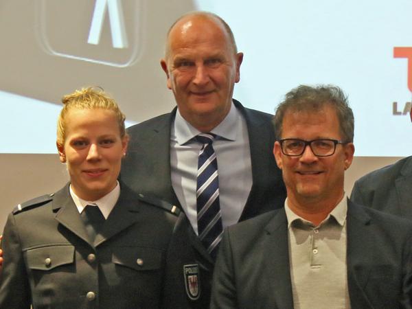 Die Potsdamer Triathletin Laura Lindemann mit ihrem Trainer Ron Schmidt und Brandenburgs Ministerpräsident Dietmar Woidke.