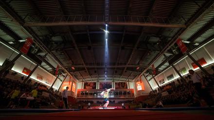 Spot an. In der Potsdamer MBS-Arena wird Top-Kugelstoßern eine außergewöhnliche Bühne bereitet.