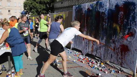 Künstlerisches Intermezzo. Beim Rechenzentrum schufen die Läufer mit Farbbechern ein gemeinsames Gemälde.