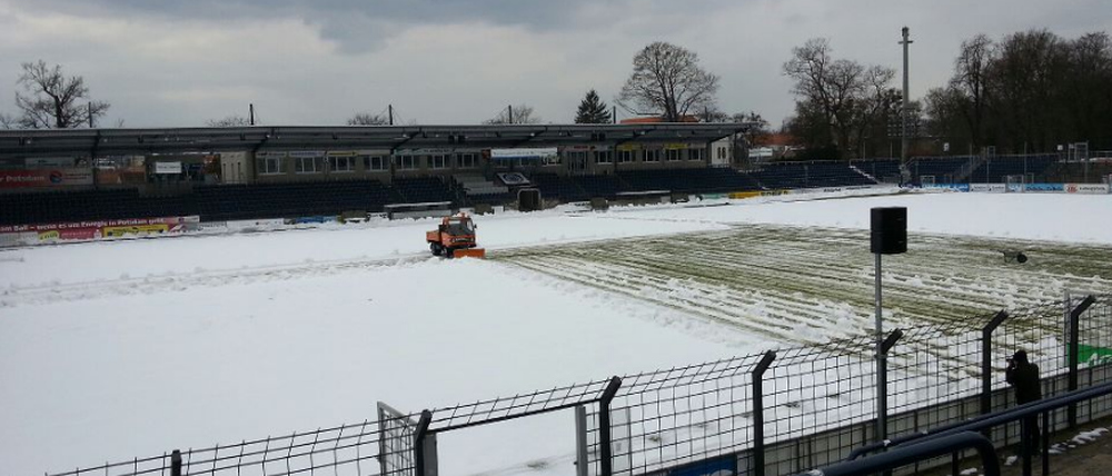 Weiß statt grün: Der Rasen im Potsdamer Karl-Liebknecht-Stadion muss jetzt freigeräumt werden.