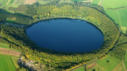 Maare in der Eifel sind meist kugelrund, trichterförmig und tief. So auch der Laacher See. Sie sind durch Vulkanismus entstanden.