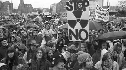 Im Jahr 1979 häuften sich Vorfälle, die die Zeiterfahrung der Menschen änderten. Die Zeit, in der man euphorisch die Zukunft plante, war vorbei, so Bösch. Foto: Demo gegen das Atommüll-Endlager Gorleben 1979 in Hannover.