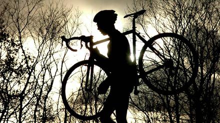 Beim Radcross geht es durchs Gelände - manchmal muss dabei auch das Fahrrad getragen werden.