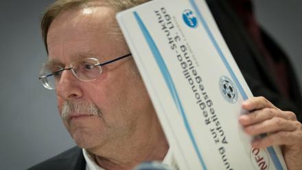Rainer Koch Vizepräsident des Deutschen Fußball-Bundes aus Bayern gab die Ergebnisse des Spitzentreffens in einer Pressekonferenz bekannt. 