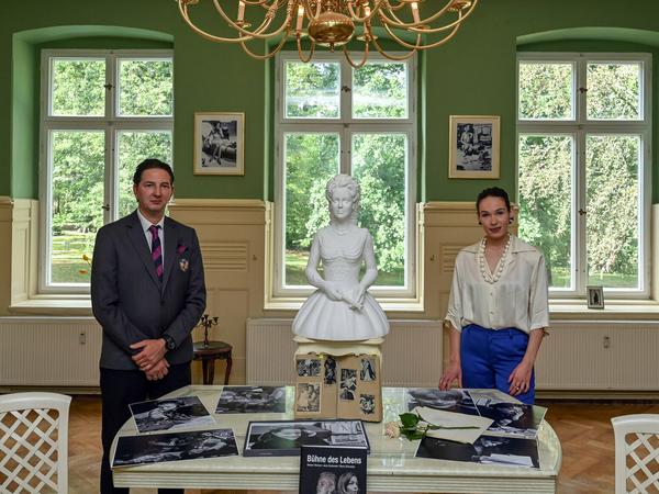 Ariane und ihr Mann Uwe Marcus Rykov in der "Romy Schneider"-Ausstellung in ihrem Schloss.